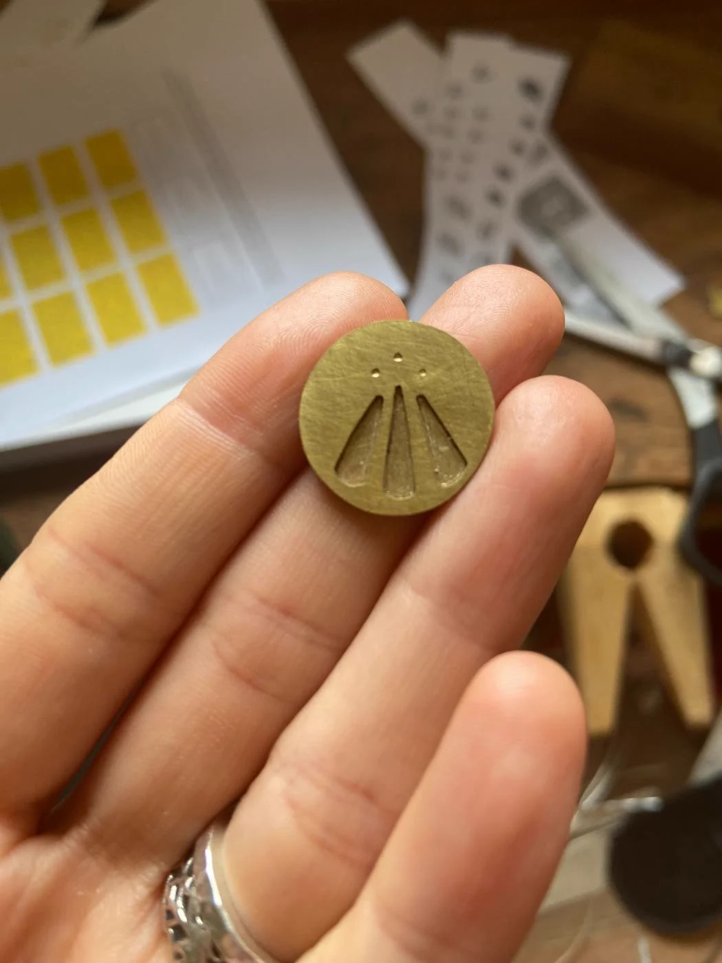 Medalha com o símbolo da Awen