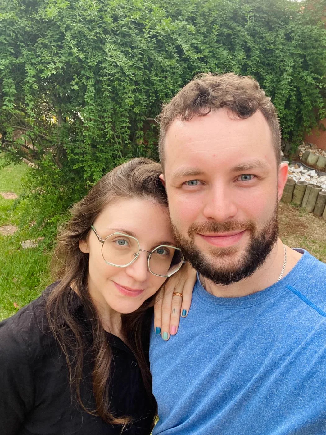 Paola e Yuri no jardim