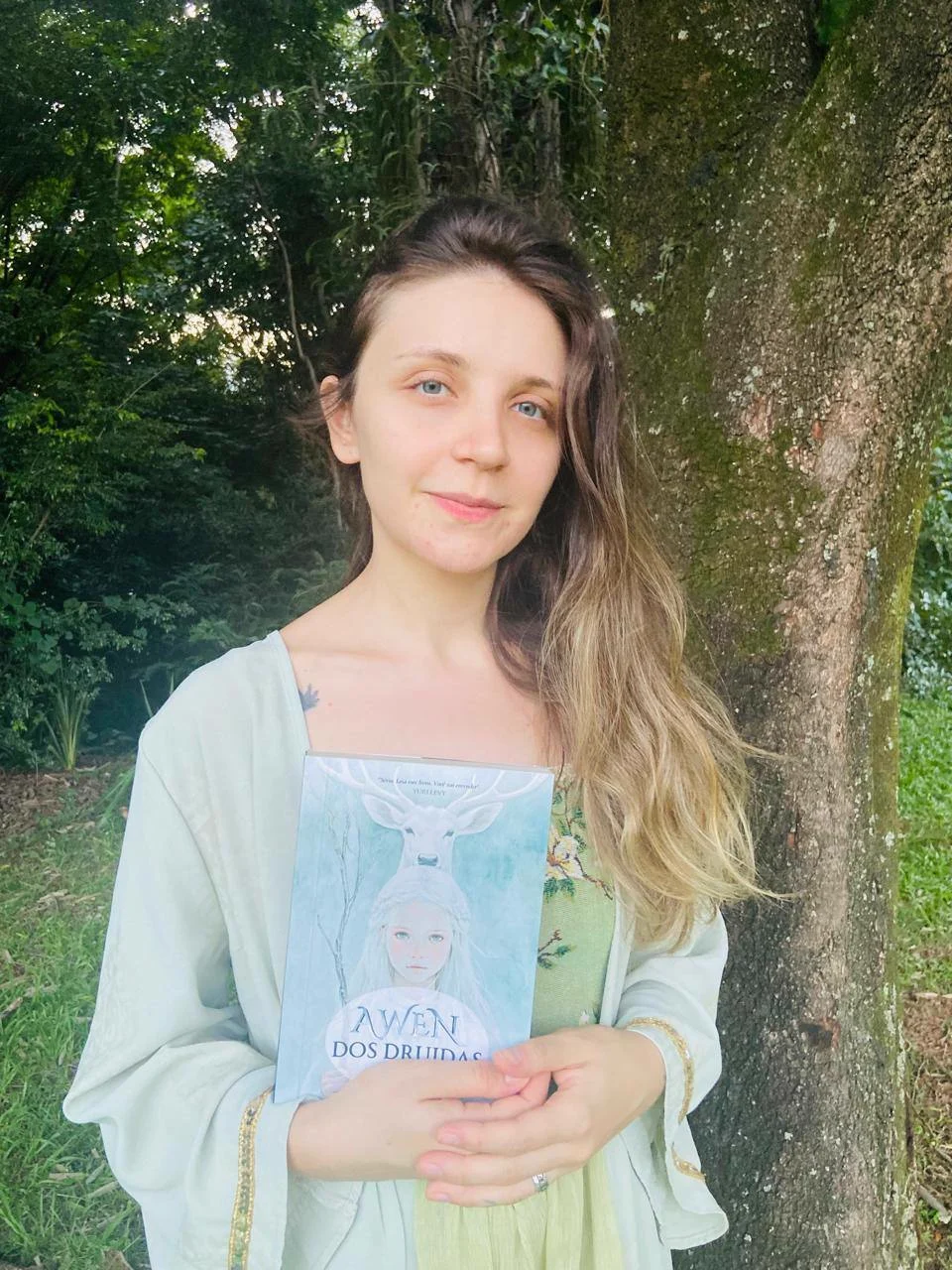Paola com o livro Awen dos Druidas