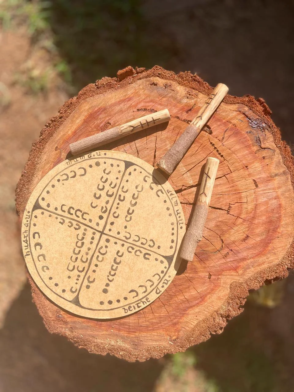 Disco de Ogham sobre tronco